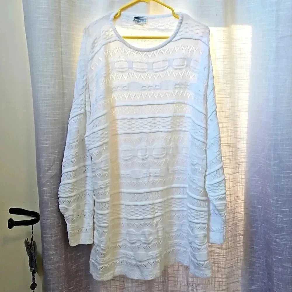 WHITE SWEATER